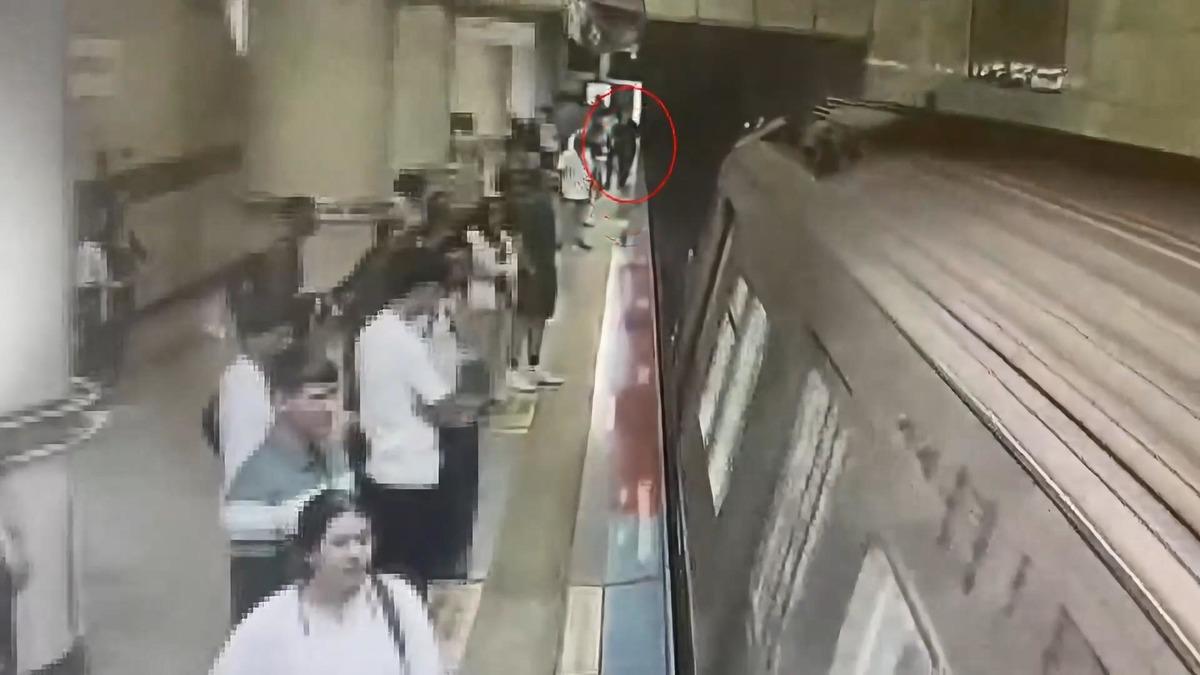 metro raylarına düşme