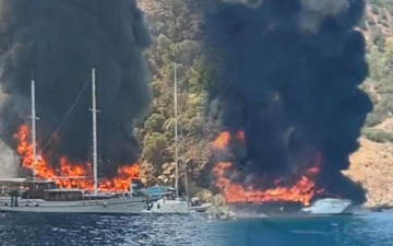 Gezi teknesi yangın